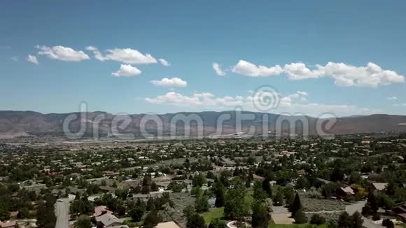 空中白云笼罩着美国小镇的群山背景视频的预览图