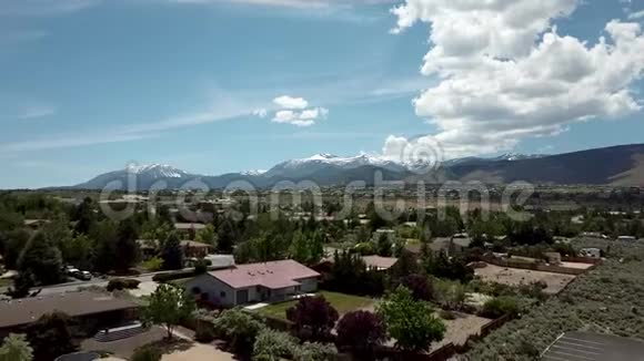 空中白云笼罩着美国小镇的群山背景视频的预览图