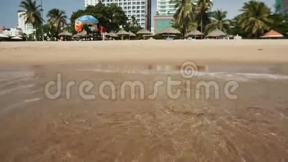 越南场景芽庄海滩上的人在海滩冲浪关注水视频的预览图