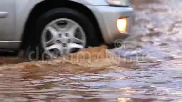 汽车穿过一个水坑慢动作视频的预览图