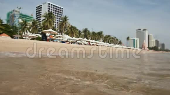 越南场景芽庄海滩上的人在海滩冲浪关注水视频的预览图