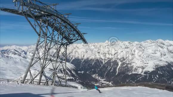 滑雪季节在阿尔卑斯山滑雪时光流逝视频的预览图