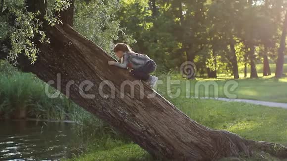 这个女孩正在一个美丽的夏天公园里玩耍阳光照耀着视频的预览图
