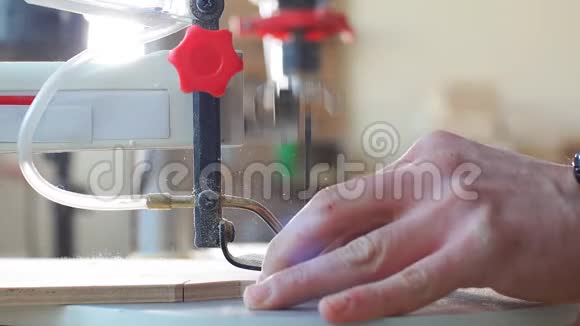 熟练的木匠在工作中使用新技术的图片视频的预览图