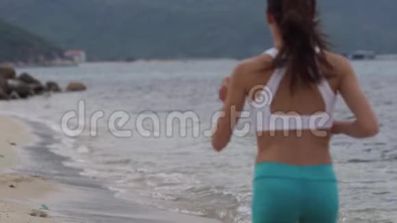 白色上衣的女人在海边奔跑视频的预览图