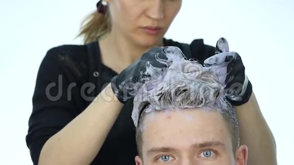 理发师做头发突出头发着色的男性客户慢动作视频的预览图