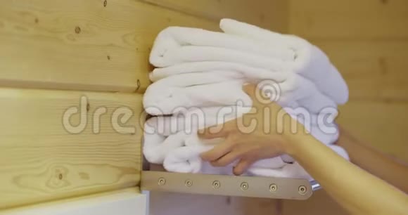 将干净毛巾送到酒店客房视频的预览图