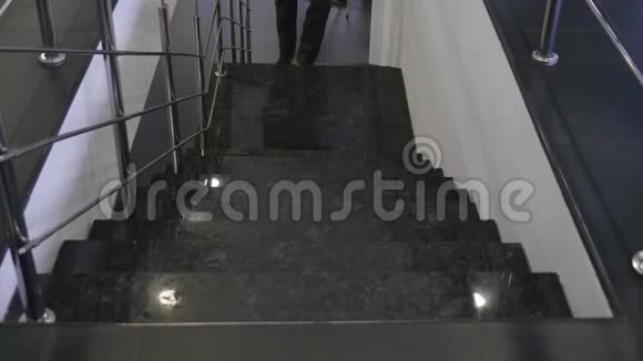 男腿上楼梯男人的腿上楼梯穿着老式鞋子的人走上台阶男人爬楼梯视频的预览图