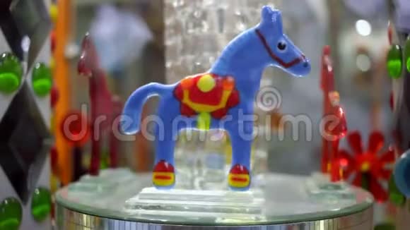 玻璃马掉头提供玻璃纪念礼品视频的预览图