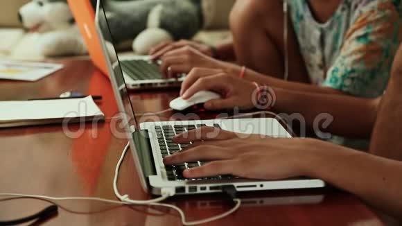 一个男人和一个女孩正在用笔记本电脑设计一个设计视频的预览图