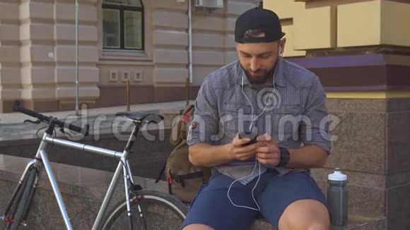 Cyclist在街上有视频聊天视频的预览图