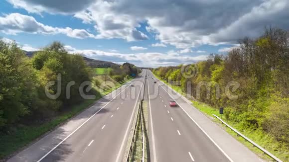 高速公路上快速行驶的车辆视频的预览图