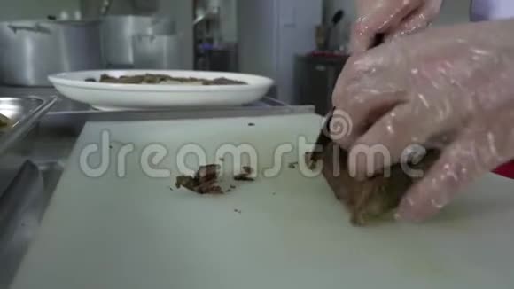 厨师在切肉台上切肉视频的预览图