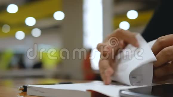 近距离拍摄女子双手揉皱纸笔记本选择焦点浅景深视频的预览图