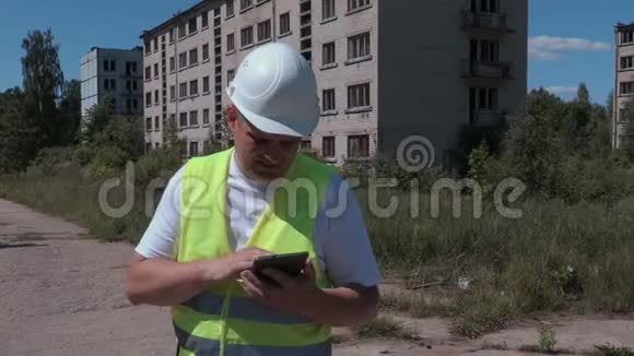 建筑工人在废弃公寓附近拍照视频的预览图