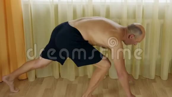 成年白种人在家中客厅地板上做木板运动训练核心肌肉视频的预览图