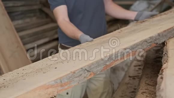 木工车间木工手与木板木的特写视频的预览图