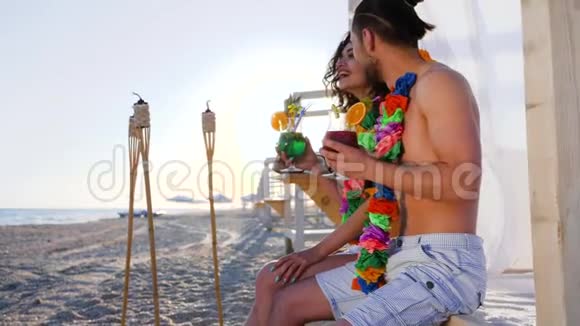 夏天休息女孩他的男朋友指着远处的热带海滩夏威夷勒伊的脖子上的年轻人视频的预览图