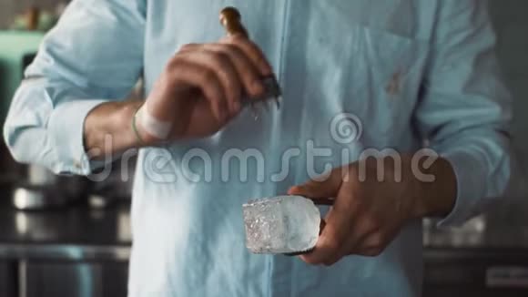酒保用冰镐雕刻冰视频的预览图