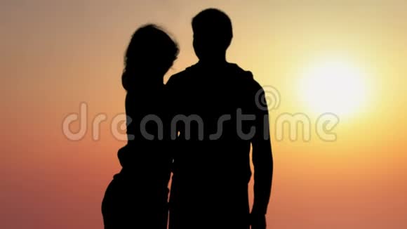 女朋友用爱亲吻男朋友情侣享受令人惊叹的日落浪漫视频的预览图