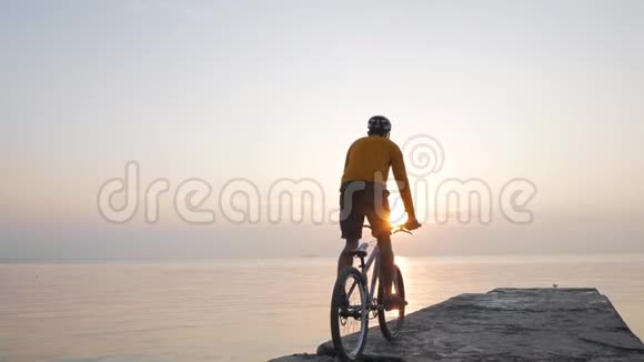 带背包和头盔的男性旅行者骑自行车视频的预览图
