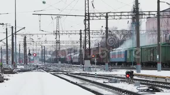 冬季火车在铁路轨道上运行视频的预览图