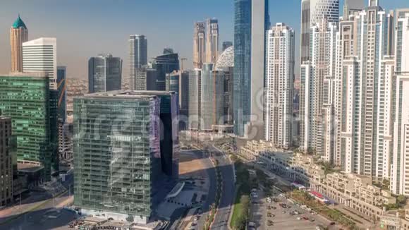 现代住宅和办公综合体与许多塔空中时间推移在商务湾迪拜阿联酋视频的预览图
