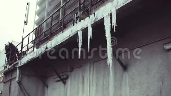 钢铁厂屋顶上的冰柱视频的预览图