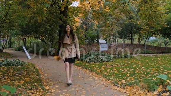 悲伤的女孩走在公园的小径上视频的预览图