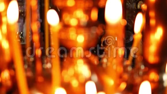 头骨在焦点在前景燃烧蜡烛在基督教东正教视频的预览图