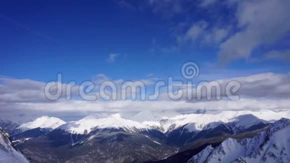 云飞过高加索山脉景观淡出可用于结课学分职称时光流逝视频的预览图