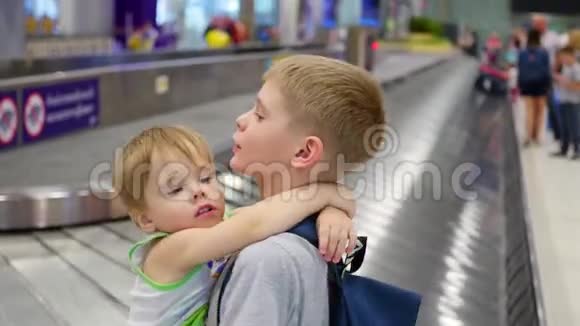 儿童站在机场的行李提取处视频的预览图