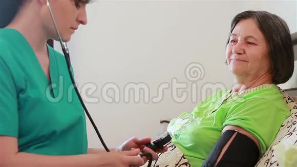护士检查老年妇女血压视频的预览图