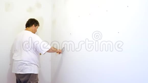 用抹刀将墙面与腻子和抹刀墙面对齐视频的预览图