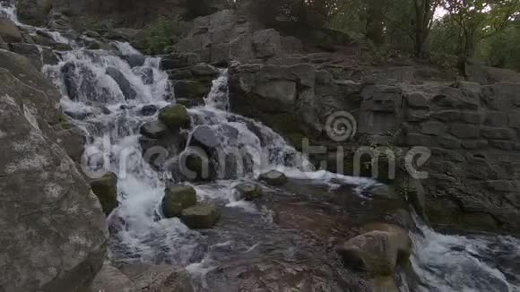 小瀑布与岩石的缓慢运动视频的预览图