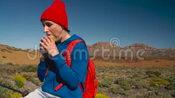 徒步旅行的女人在Tenerife徒步旅行后吃三明治加那利群岛特内里费的高加索女游客视频的预览图