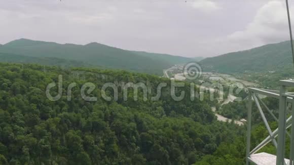 从空中公园的吊桥可以看到Mzmyta河谷游客喜欢以山谷为背景的游乐设施视频的预览图