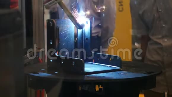 自动机械臂制造金属焊接操作的特写媒体不同的工作机器人集合视频的预览图