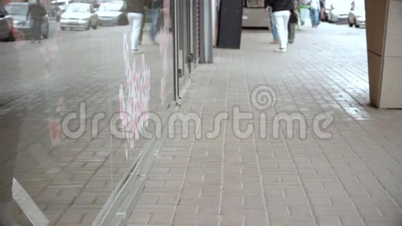 穿裤子的女孩走在街上手里拿着包裹经过商店视频的预览图