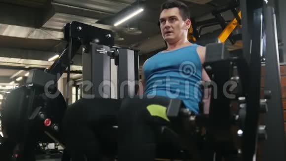 健身房的人在训练腿部的角度视频的预览图