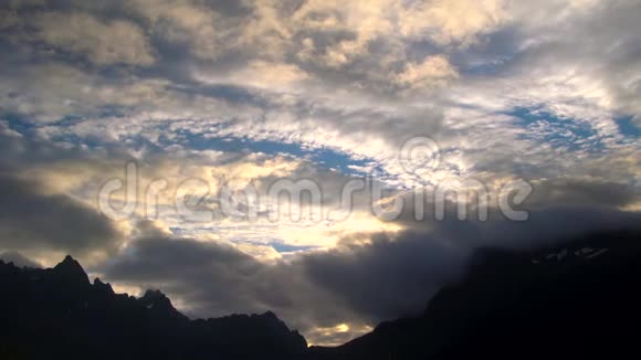 落福顿群岛日落时分云层飘过多岩的山峰视频的预览图