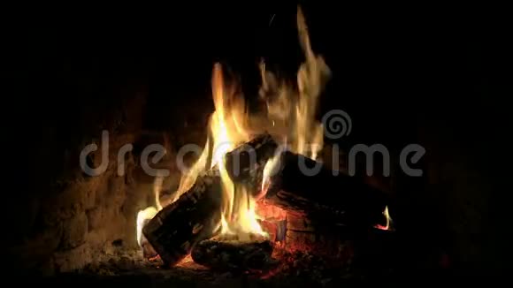 可爱的舒适美妙的4k关闭环视火木火焰慢慢燃烧在壁炉篝火原木平静的气氛视频的预览图