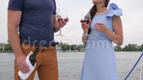 男人和女人在游艇上喝酒接吻幸福的夫妻在大海里喝红辣椒视频的预览图