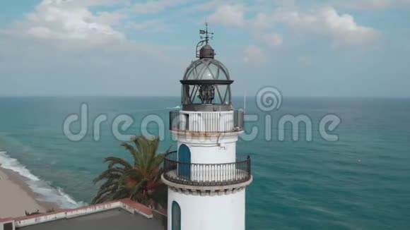 以加泰罗尼亚为背景用顺时针方向近距离拍摄海洋上空的灯塔视频的预览图