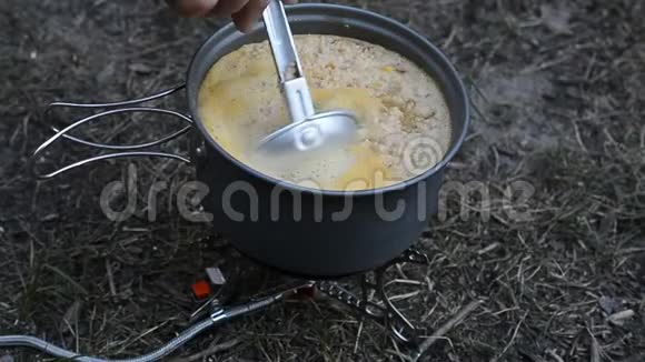 在营地里吃远足食品视频的预览图