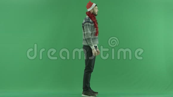 增强现实中的长胡子青年男子绿色关键背景视频的预览图