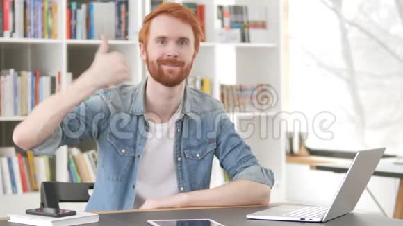 工作中的临时红头发男子竖起大拇指视频的预览图