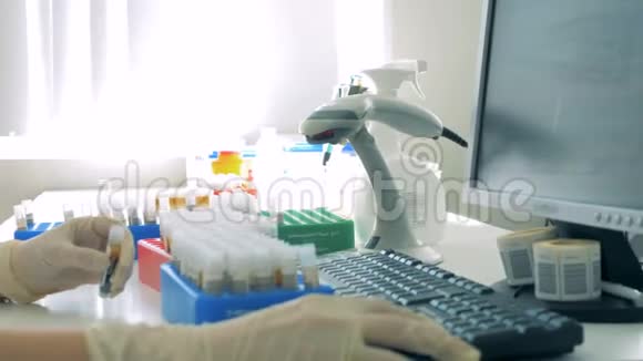化验员用血检查管子关闭视频的预览图