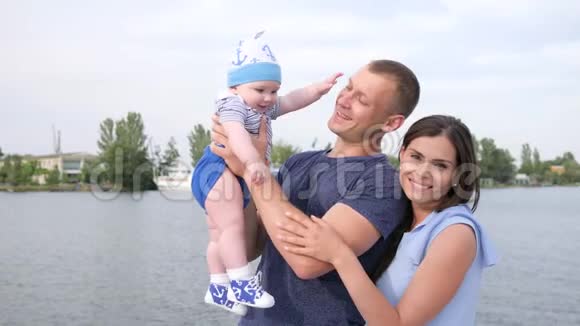 河上幸福家庭娱乐的肖像湖上有孩子的幸运夫妇的夏季休息视频的预览图