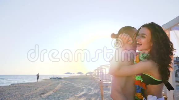 爱的情侣在海滩上调情男人在海边牵手夏威夷海滩派对海滨有趣的情侣视频的预览图